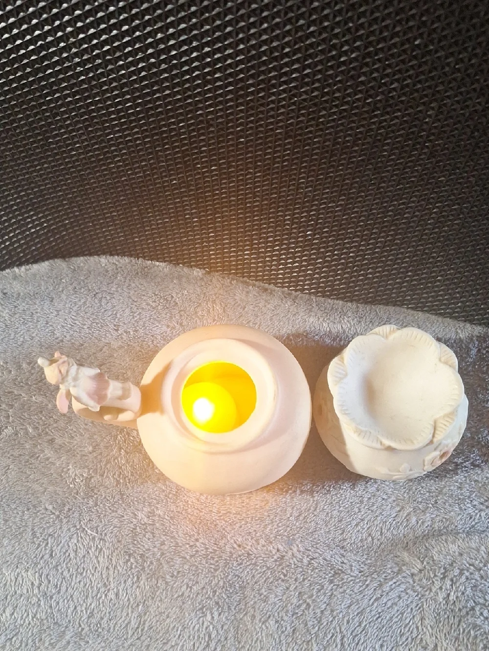Porcelain Tealight Warmer with Floral Relief - Pink Cream - Picture 4 of 7